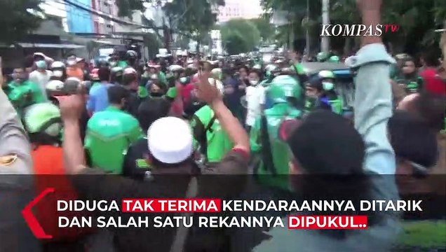 Rusuh! Ratusan Ojol Bentrok Dengan Kelompok Debt Collector Mata Elang di Sawah Besar