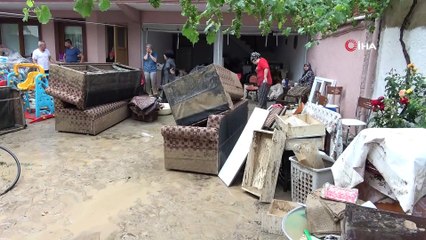 Sel bir mahalleyi böyle sular altında bıraktı