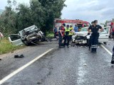 İki otomobilin kafa kafaya çarpıştığı kazada 4 kişi öldü, 3 kişi ağır yaralandı