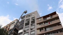 Bir apartmanda çıkan yangın sırasında asansörde mahsur kalan kişiyi itfaiye kurtardı