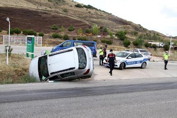 REFÜJE ÇARPARAK DEVRİLEN OTOMOBİLDE SÜRÜCÜ VE EŞİ YARALANDI