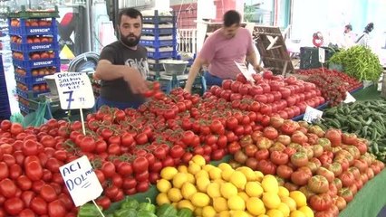 Yağmur yağsa da pazar tezgahları boş kalmadı