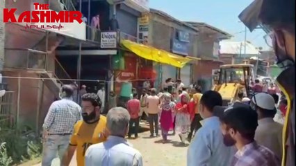 Debris of demolished footbridges irks shopkeepers in Pulwama