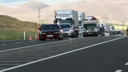 KARS - Otomobil şarampole devrildi: 1 ölü, 4 yaralı