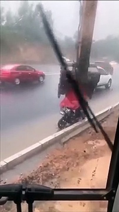 Il utilise un sacré parapluie...