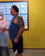 Ce brésilien se vaccine lui-même contre le COVID !