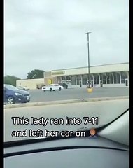 Un homme saute sur une voiture incontrôlable pour la stopper... Joli