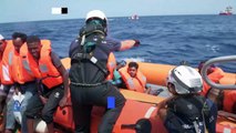 سفينة إنقاذ تبحث عن مرسى في المتوسط تُنزل فيه 572 مهاجرًا