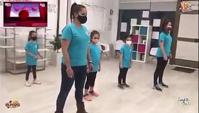 Obsesionados con manipular a los niños: Yo con mascarilla, tú con mascarilla... no te acerques mucho, que te quiero igual
