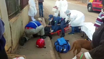 Jovem de 22 anos fica ferido após sofrer queda de moto