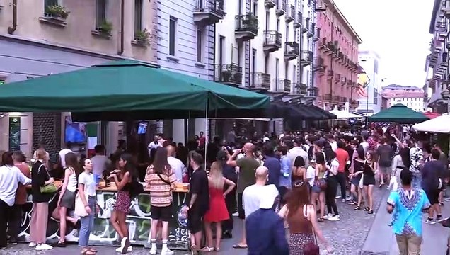 Euro2020, un urlo sul Naviglio: i tifosi cantano l'inno di Mameli prima di Italia-Spagna