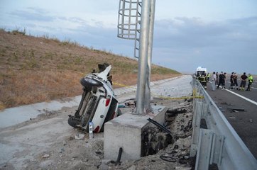 Yön tabelasına çarpan otomobilin hurdaya döndüğü kazada 2 kişi öldü, 1 kişi yaralandı