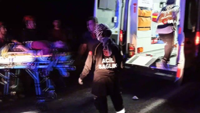 - Otomobil traktöre arkadan çarptı: 5 ağır yaralı