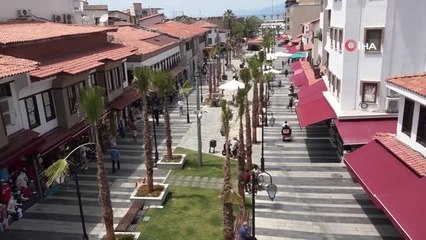 Kuşadası'nın yenilenen çarşılarına turistler ilgi gösteriyor