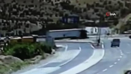 Tır ile otomobilin çarpışma anı güvenlik kamerasında
