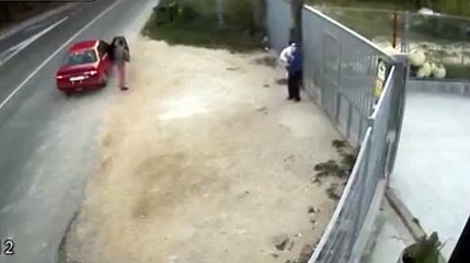 Köpeği metrelerce yükseklikten acımadan attılar!