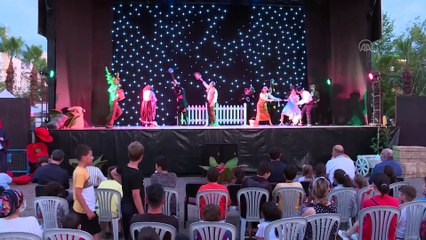 TRABZON - Çocuklar, açık hava tiyatrosunda 'Oz Büyücüsü' adlı oyunu izledi