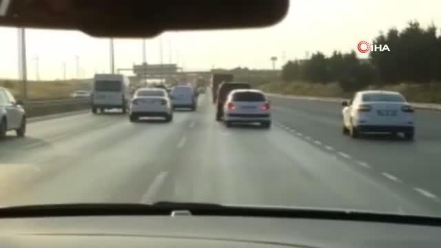 Son dakika 3. sayfa: Arnavutköy'de makas atarak ilerleyen otomobil kamerada