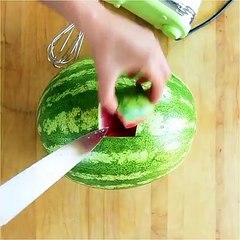 Karpuzun ortasına bir delik açın ve...