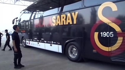Galatasaray takım otobüsüne taşlı saldırı