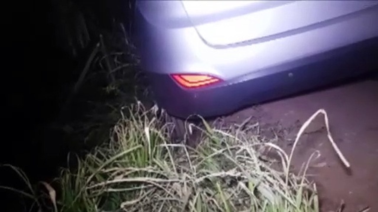 Carro fica pendido em beira de rua que passa sobre riacho na Neva; moradores pedem melhorias e proteções no local