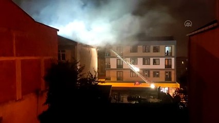 İSTANBUL - Sultanbeyli'de çatı yangını