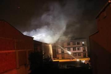 Sultanbeyli'de çatı yangını