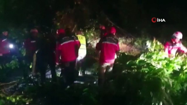 Sel sebebiyle kapanan Zonguldak-Düzce karayolunda trafik tek şeritten sağlanıyor