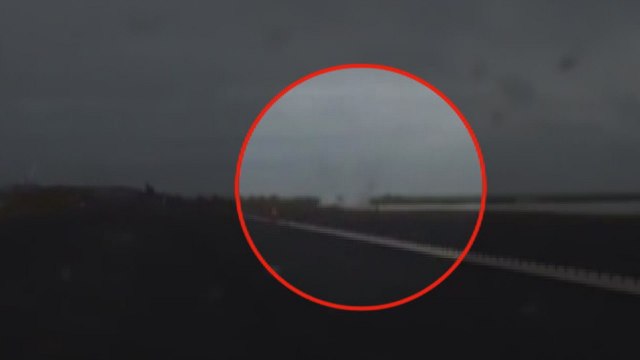 훈련 중 주한미군 F-16 전투기서 연료탱크 2개 떨어져(영상 추가) / YTN