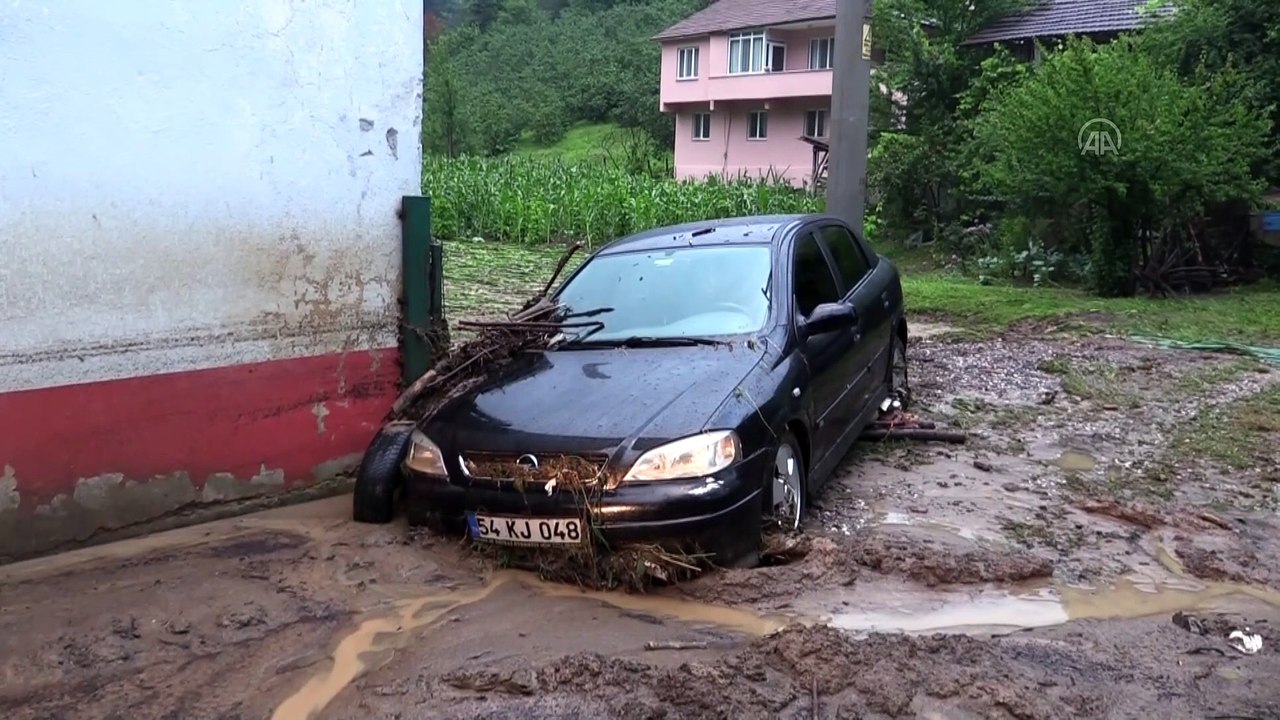 DÜZCE - Derenin taşması nedeniyle yol çöktü (6)
