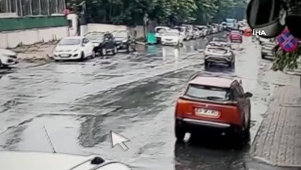 Araçların arasında kalan kediye belediye sahip çıktı