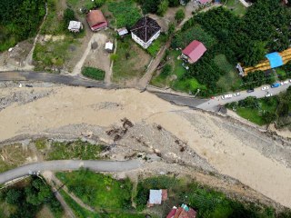 Düzce'de 4 ayrı bölgede yollar çöktü