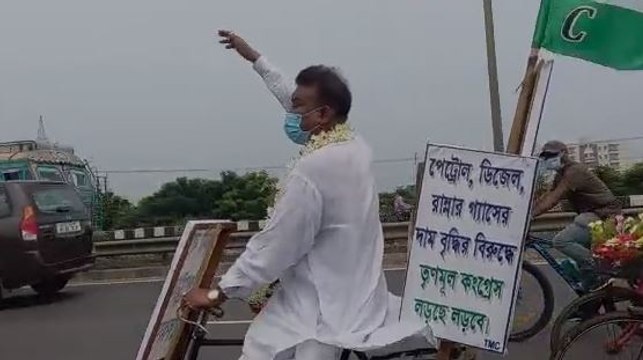 পেট্রোপণ্যের মূল্যবৃদ্ধি নিয়ে অভিনব প্রতিবাদ রাজ্যের শ্রমমন্ত্রী বেচারাম মান্নার | Oneindia Bengali