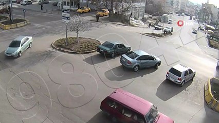 Cipe çarpan otomobilin takla attığı kaza anı kamerada