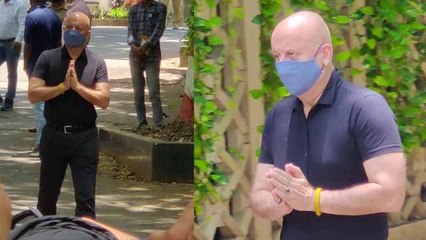 Dilip Kumar को आखिरी विदाई देने पहुंचे Anupam Kher हुए बेहद इमोशनल ; Watch video |FilmiBeat