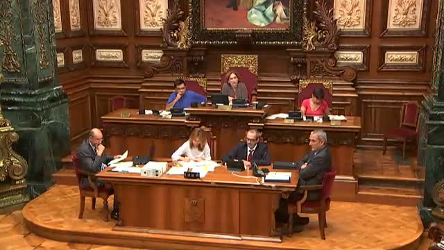 El Supremo obliga a Ada Colau a poner una efigie del rey en un lugar visible