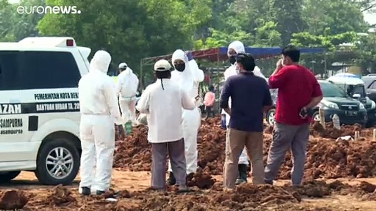 إندونيسيا توسع نطاق القيود المفروضة لمواجهة سلالة دلتا والحكومة تقول إن الأسوأ في الطريق