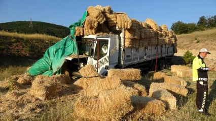 Saman yüklü kamyon yoldan çıktı: 1 yaralı