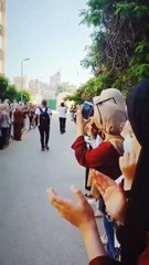 ممر شرفي لشاب مصري ساعد زملاؤه طوال رحلتهم الجامعية وهكذا كرمته الفتيات في الجامعة