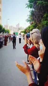 ممر شرفي لشاب مصري ساعد زملاؤه طوال رحلتهم الجامعية وهكذا كرمته الفتيات في الجامعة