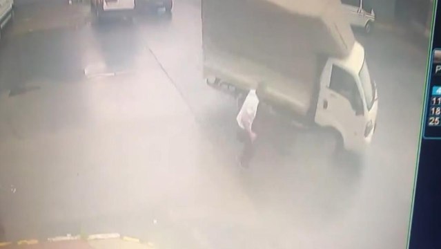 Ataşehir'de yayanın ölümden kıl payı kurtulduğu kaza anı kamerada