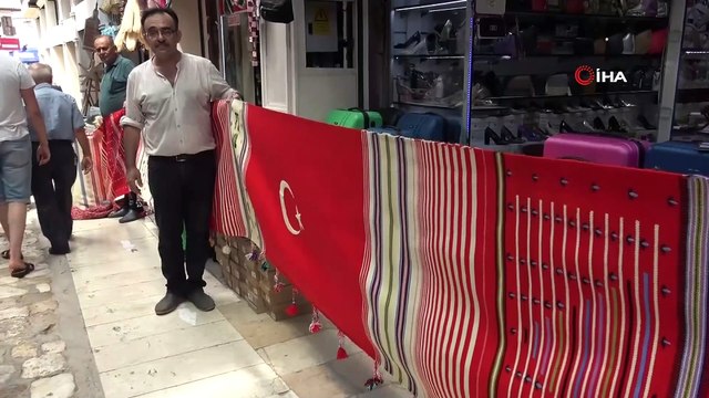 Dokuduğu 75 metrelik kilimi, Cumhurbaşkanı Erdoğan’a hediye etmek istiyor- Hatay’da dokuma ustalığı yapan Abdullah Akar, gece gündüz demeden 75 günde 75 metre uzunluğunda ilmek ilmek dokuduğu kilimi Cumhurbaşkanı Recep Tayyip Erdoğan...