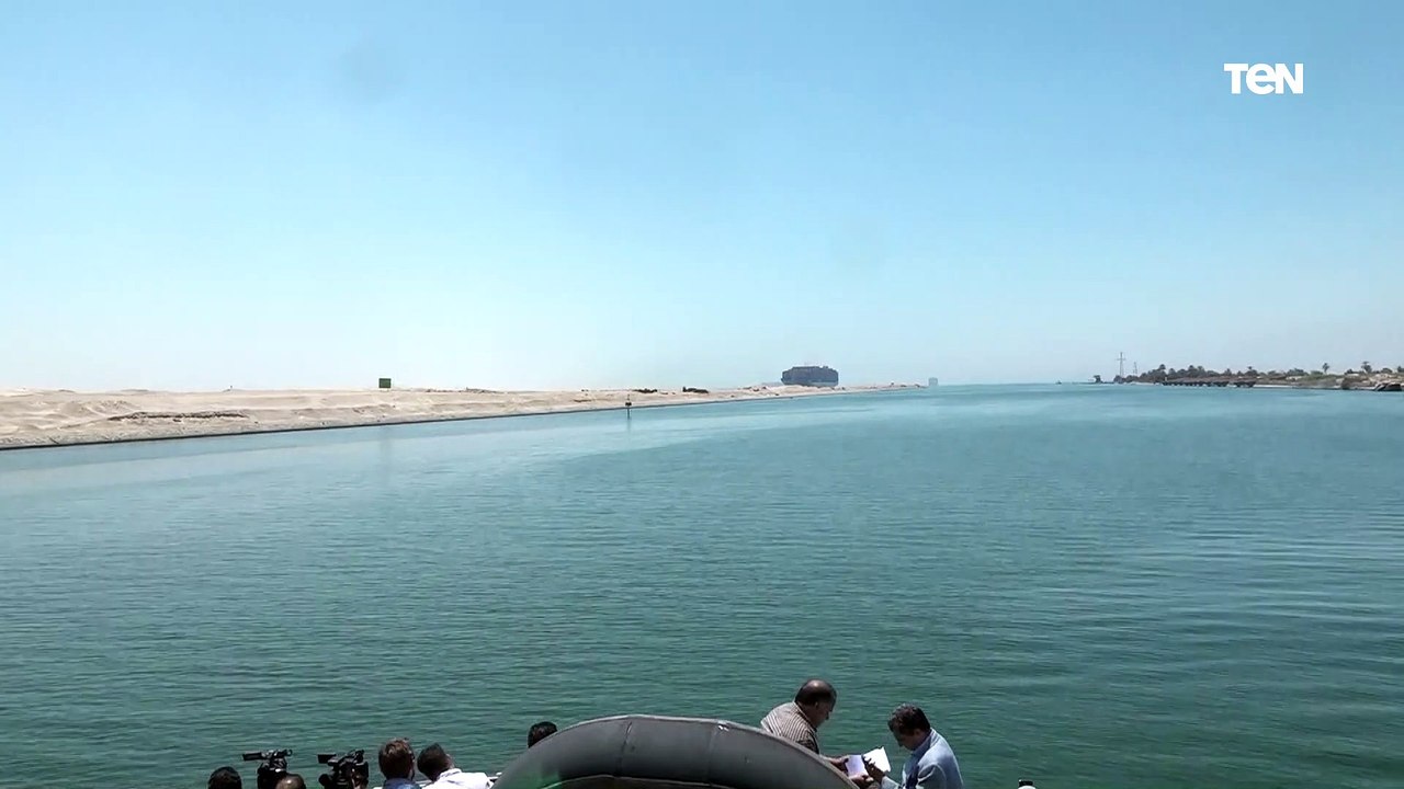 أول لحظات تحريك السفينة الجانحة إيفر جيفن من قناة السويس بعد رفع التحفظ عليها