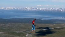 Ce funambule traverse le ciel de Laponie 600 mètres au-dessus du vide