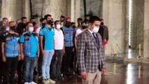 ANKARA - Tüm Anadolu Motosikletli Kuryeler Federasyonu üyeleri Anıtkabir'i ziyaret etti