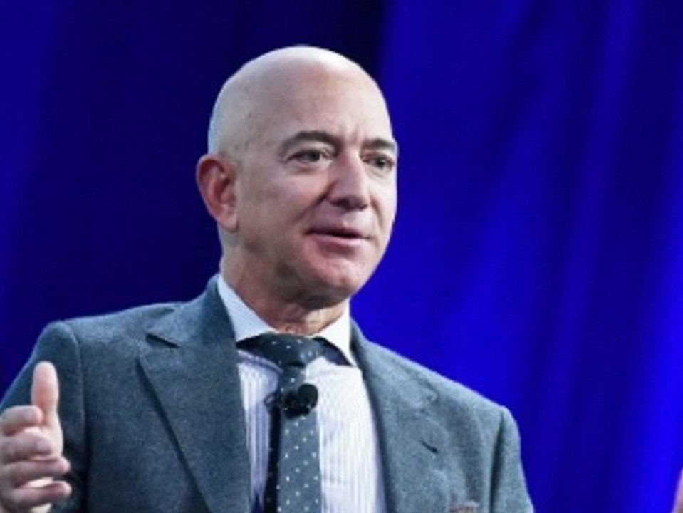 Jeff Bezos: Reichster Mann der Welt schwimmt jetzt in noch mehr Geld