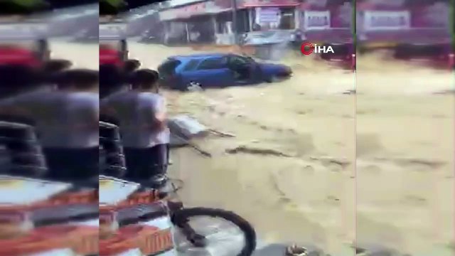 Zonguldak'ta sağanak sele neden oldu... Selde mahsur kalan araçları için böyle mücadele ettiler