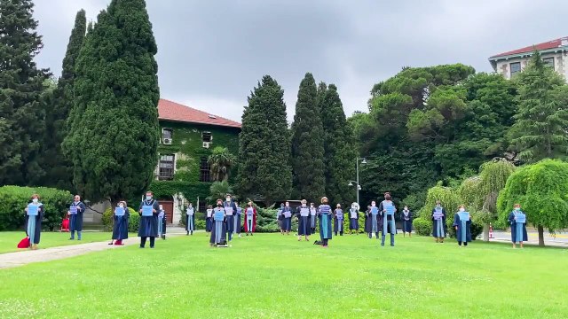 Boğaziçi Üniversitesi akademisyenleri 126'ncı kez sırtlarını rektörlük binasına döndü