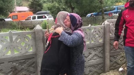 Mahsur kaldığı alandan kepçe ile kurtarılan kadın, gözyaşlarını tutamadı