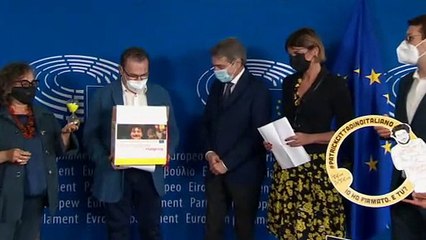 Sassoli riceve le firme della petizione per a cittadinanza a Zaki